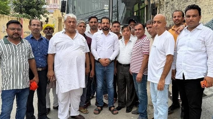 विभाजन विभीषिका स्मृति दिवस कार्यक्रम के लिए रवानगी से पहले पंजाबी समुदाय के लोग।