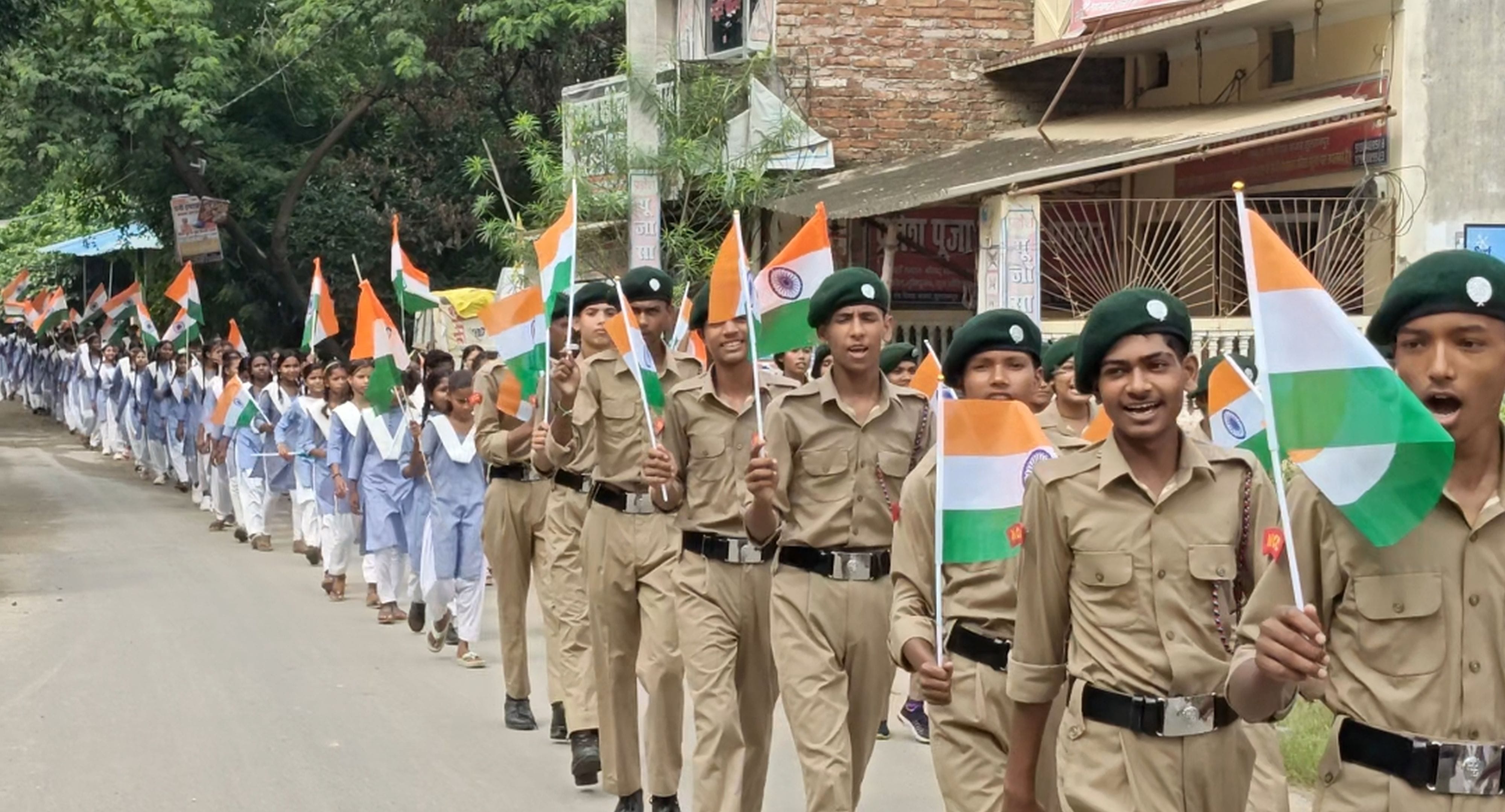  यात्रा निकालते दियरा इंटर कॉलेज के विद्यार्थी । संवाद