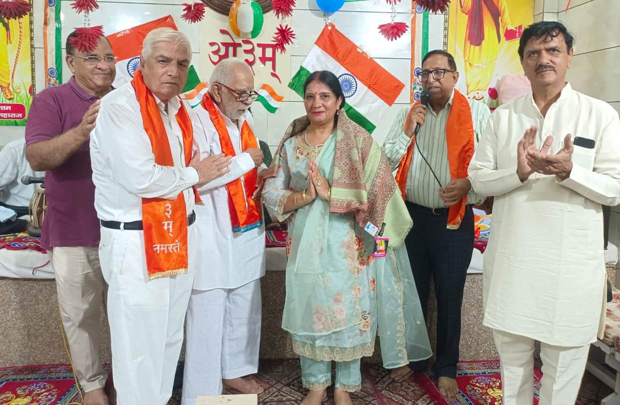 Meena Bhatia honored at Arya Samaj Mandir.