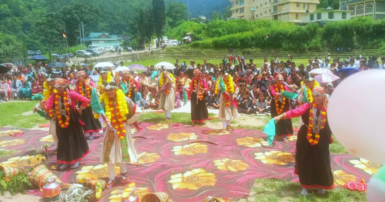 Talented individuals who performed outstanding work in Ani were honored.