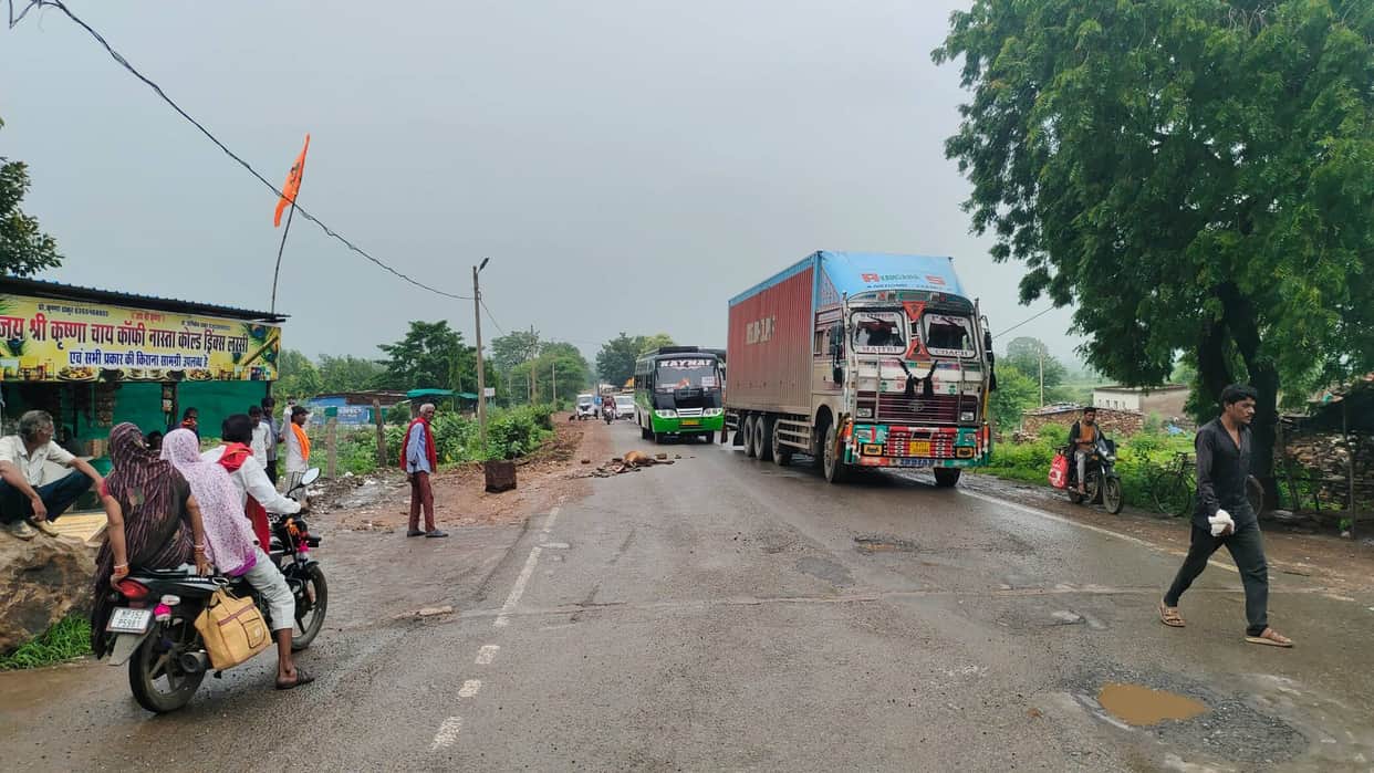 Damoh Highway Blocked Over Death of Four Cattle