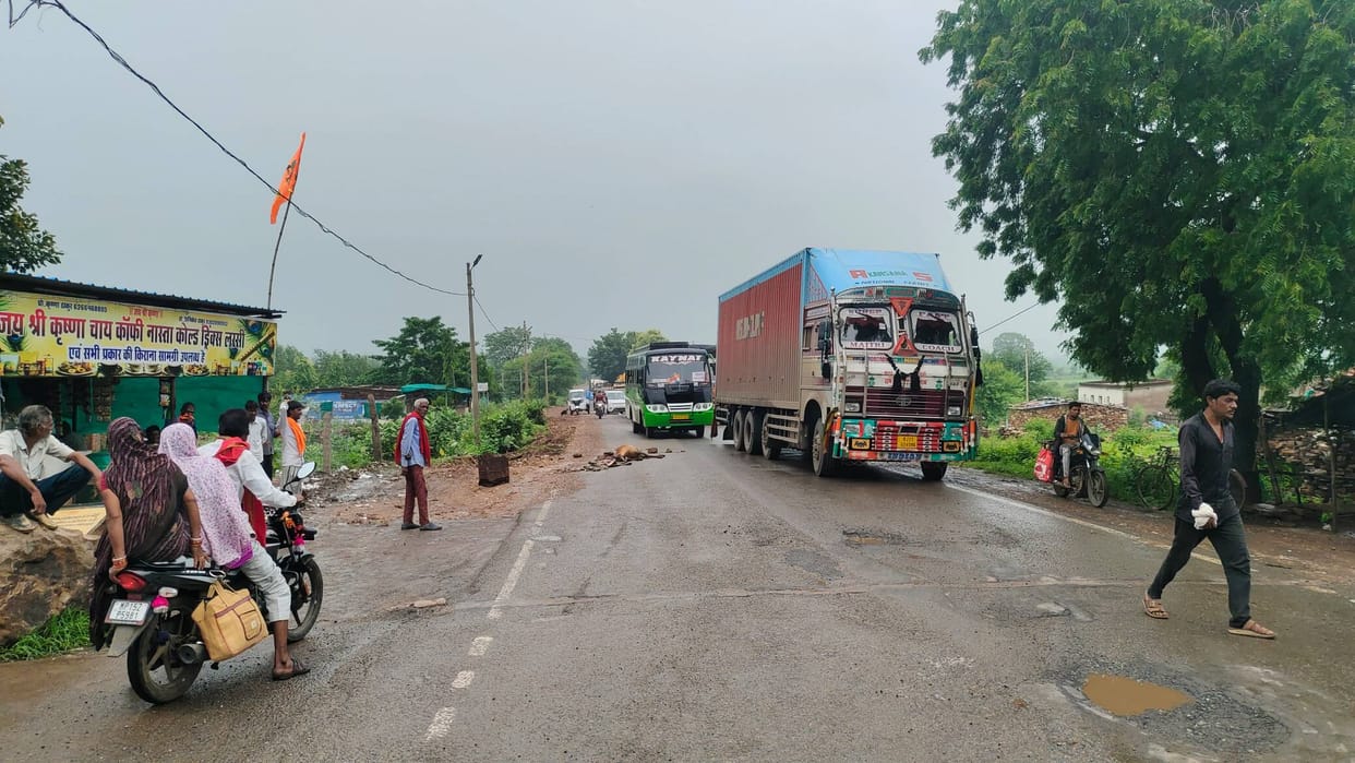 Damoh Highway Blocked Over Death of Four Cattle