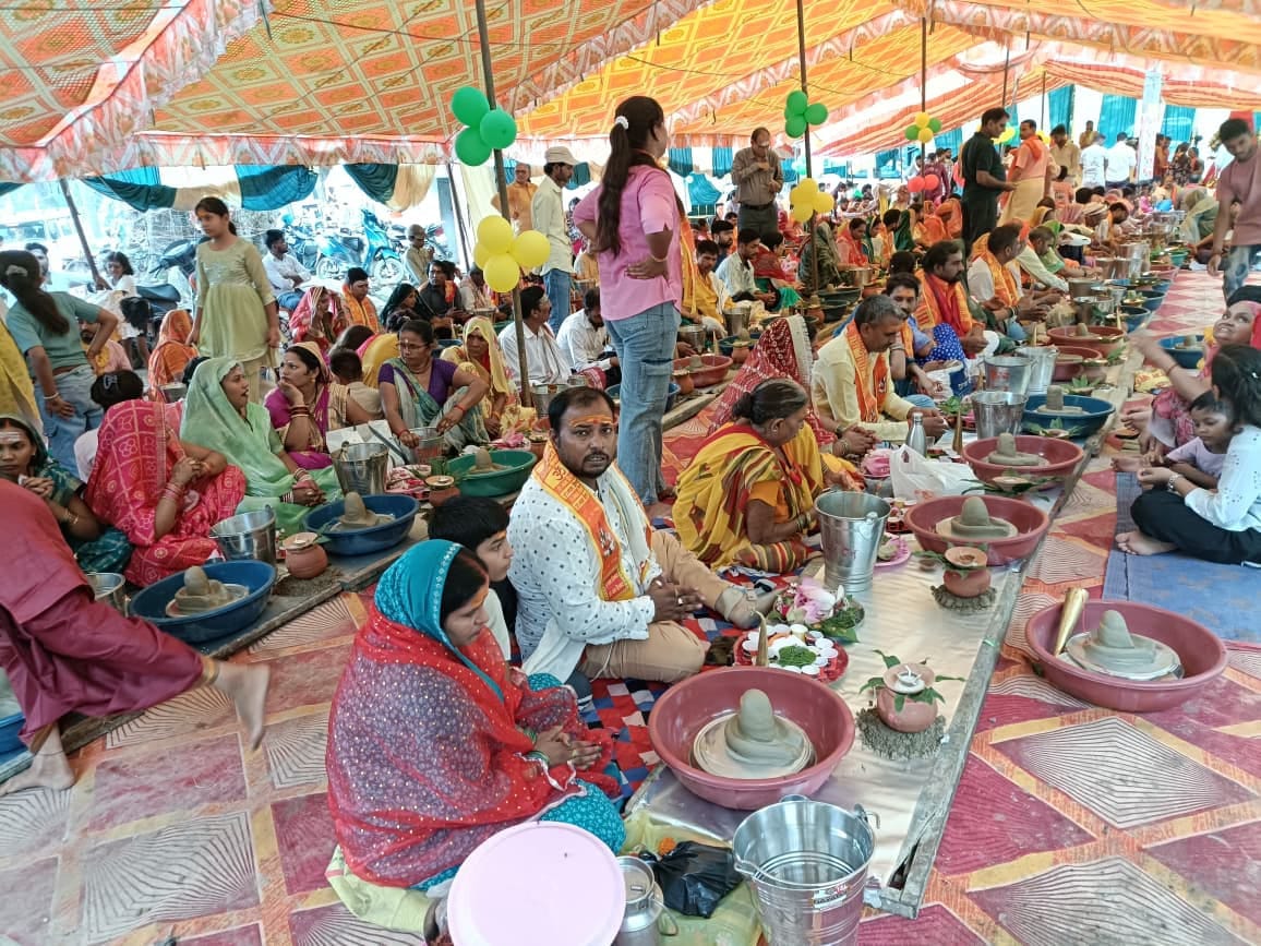 बक्शा क्षेत्र के ऐतिहासिक सारनाथ महादेव मंदिर परिसर में 108 पार्थिव शिवलिंग पूजन के साथ सामूहिक