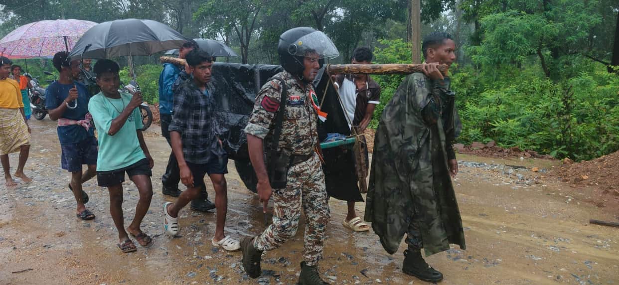 Seeing the patient being carried to the hospital on a cot, the soldiers stepped in to help carry the load.