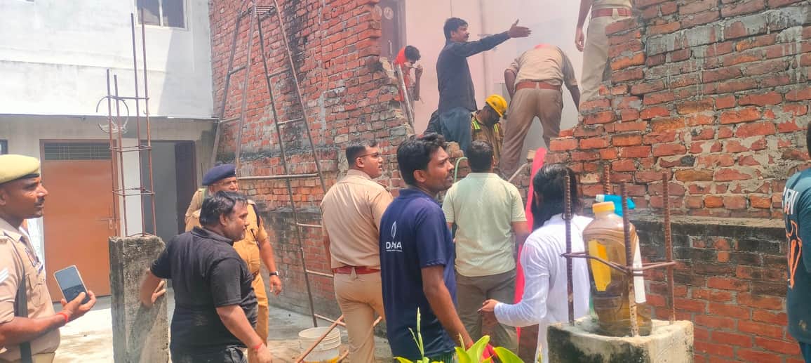 Siddharthnagar News: Fire breaks out in house; cylinder and battery explode