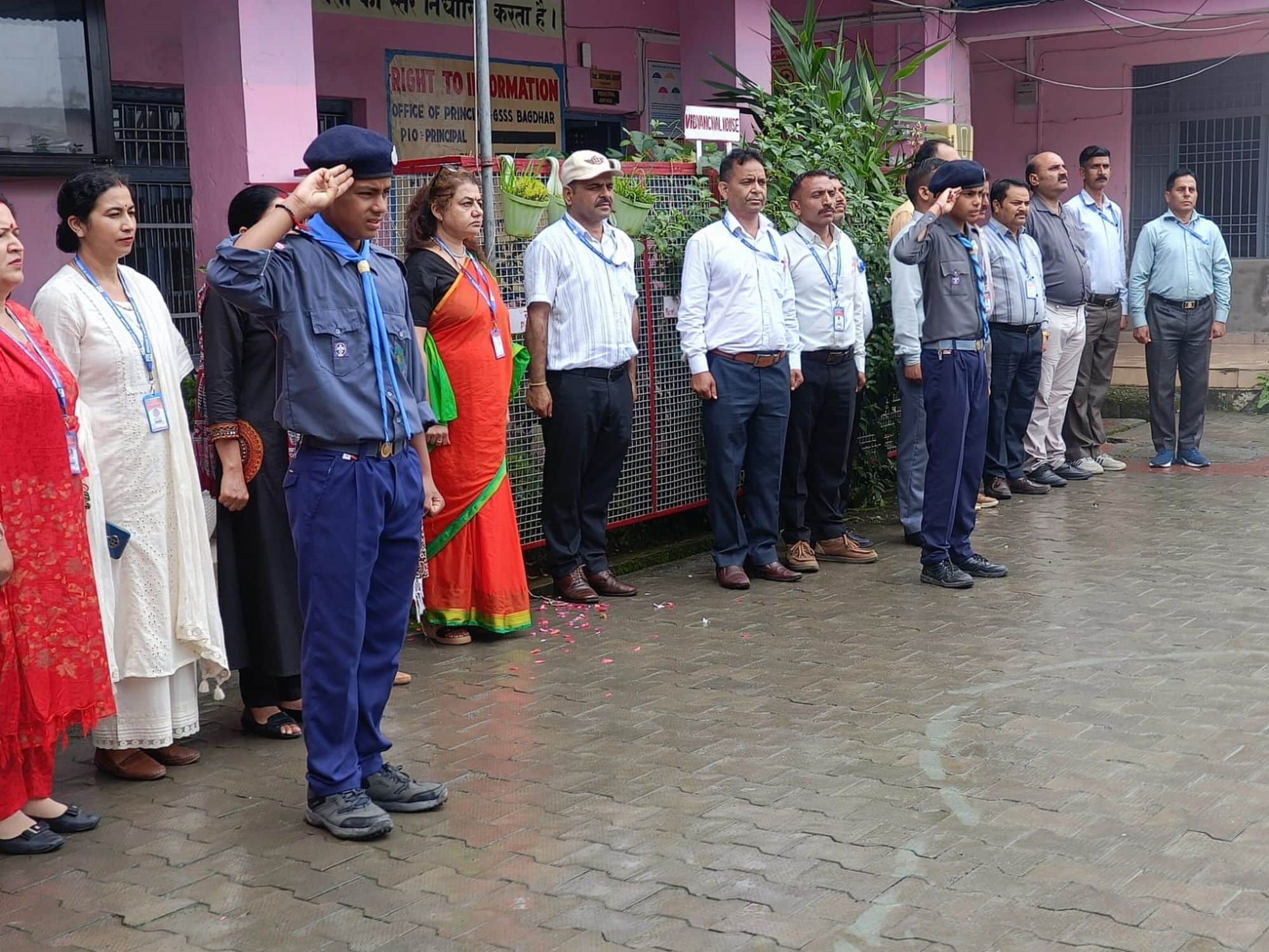चंबा के बगढार स्कूल में स्वतंत्रता दिवस को लेकर कार्यक्रम के दौरान मुख्यतिथि और अन्य ।संवाद