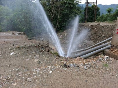 चलाल के पास मुख्य पाइप लाइन से बहता पानी फोटो संवाद
