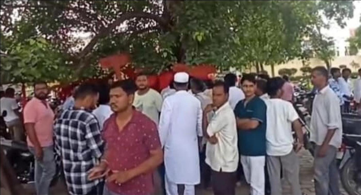 चिलवरिया के लोनियनपुरवा में युवक की मौत के बाद देहात कोतवाली में जमा भीड़। 