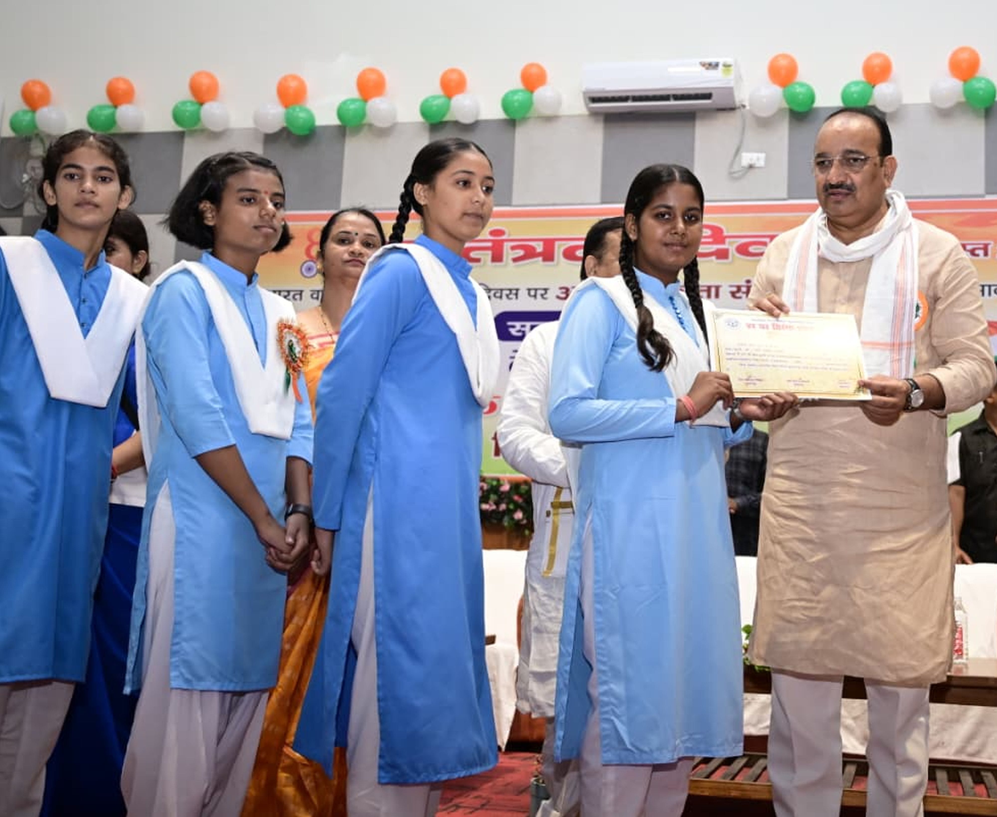  छात्राओं को प्रशस्ति पत्र देकर सम्मानित करते मंत्री। स्रोत- सूचना विभाग