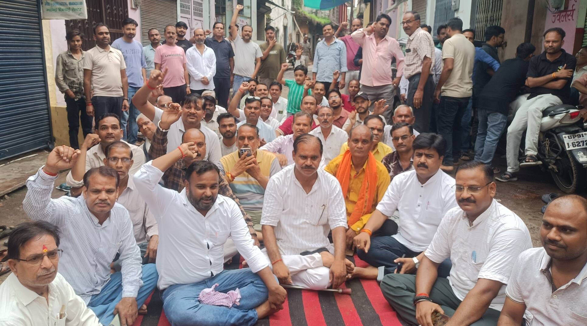 फोटो- 16 एचएएमपी 10- राठ के घास मंडी में धरने पर नारेबाजी करते सराफा व्यापारी। संवाद