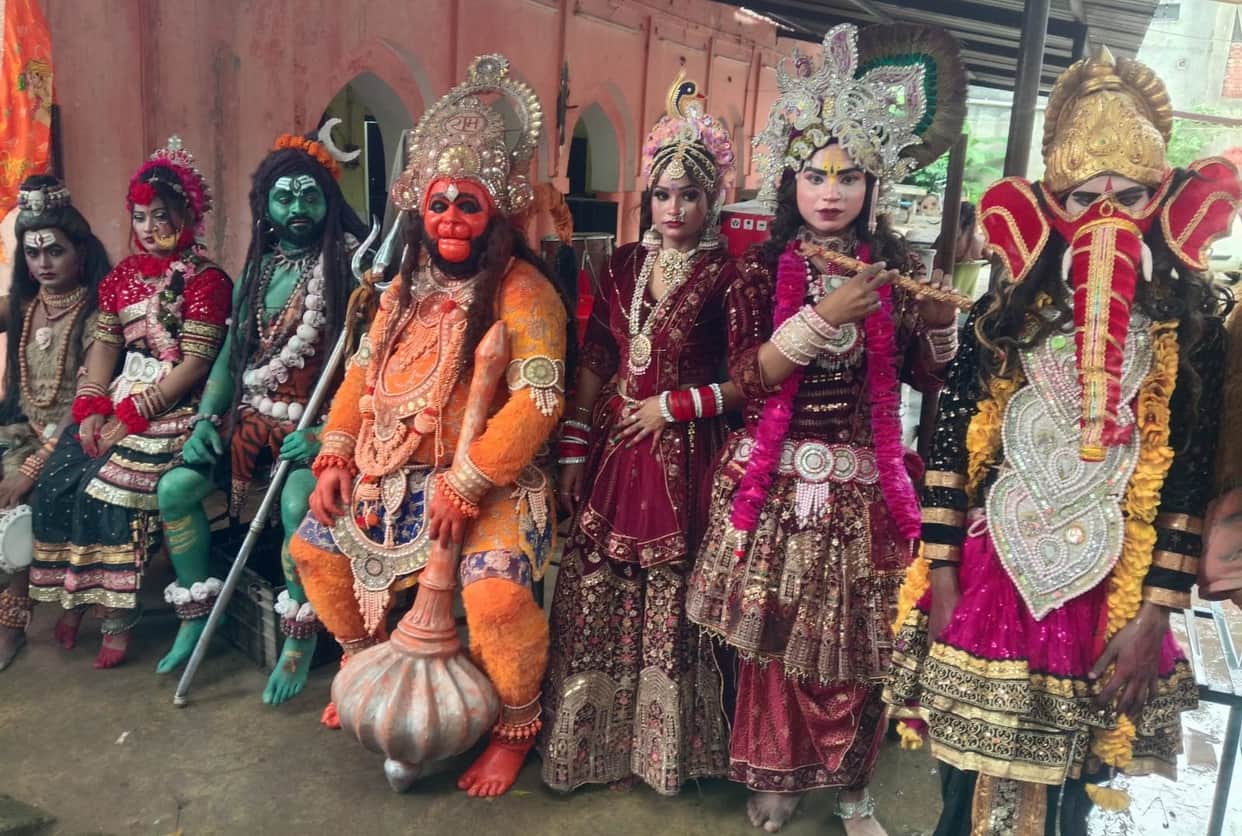 Even the weather could not halt the Kanwariyas' steps; they marched towards the ghats to fetch the holy waters of the Ganges.