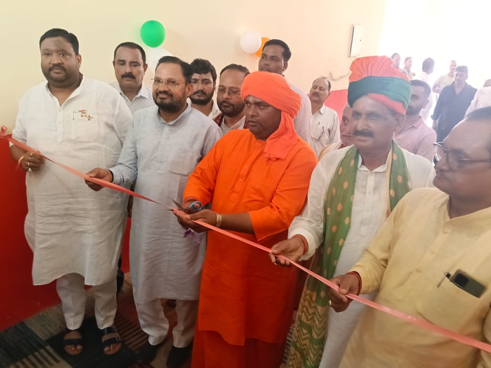 फोटो-29-शक्तिपीठ देवीपाटन मंदिर परिसर स्थित विद्यालय में फीता काटकर लैब का शुभारंभ करते महंत व 