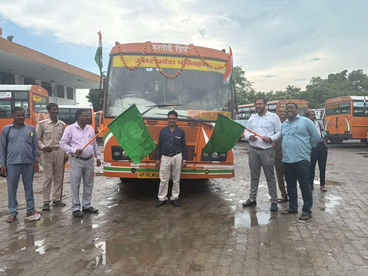 The bus for Chandigarh departed from Hardoi at 4 PM.