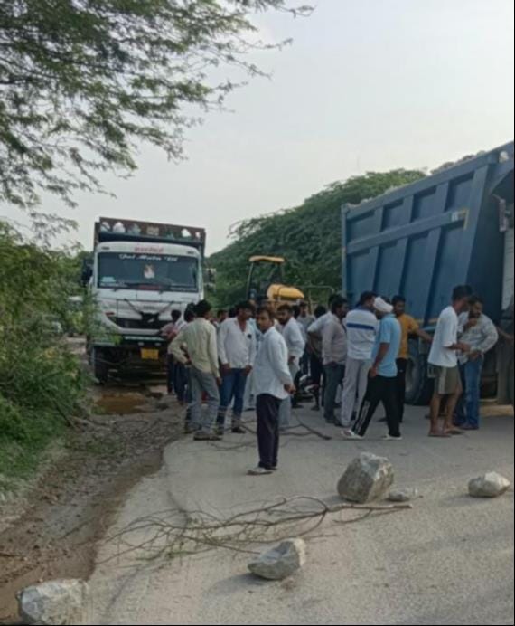 फोटो 42जाम लगाने के बाद खड़े वाहन व ग्रामीण।स्रोत:ग्रामीण