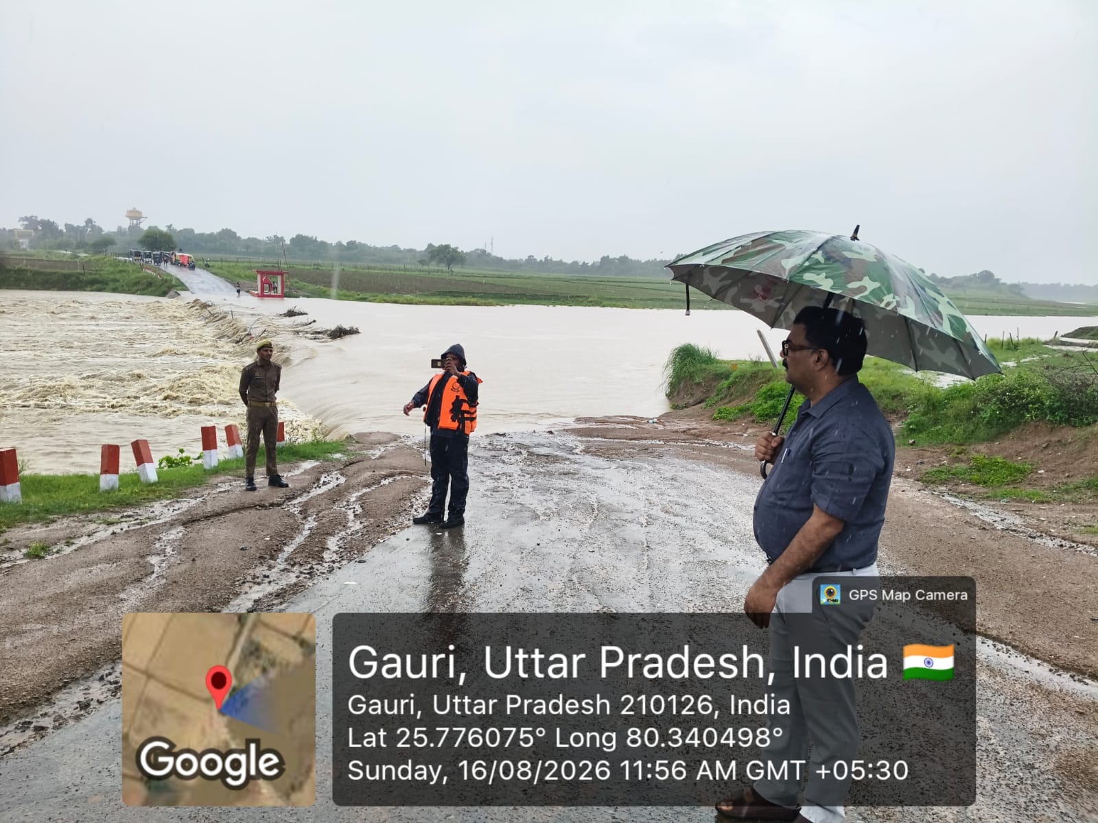 फोटो-5-अमारा रपटे के ऊपर से बहती चंद्रावल नदी और निरीक्षण करते अधिकारी। संवाद