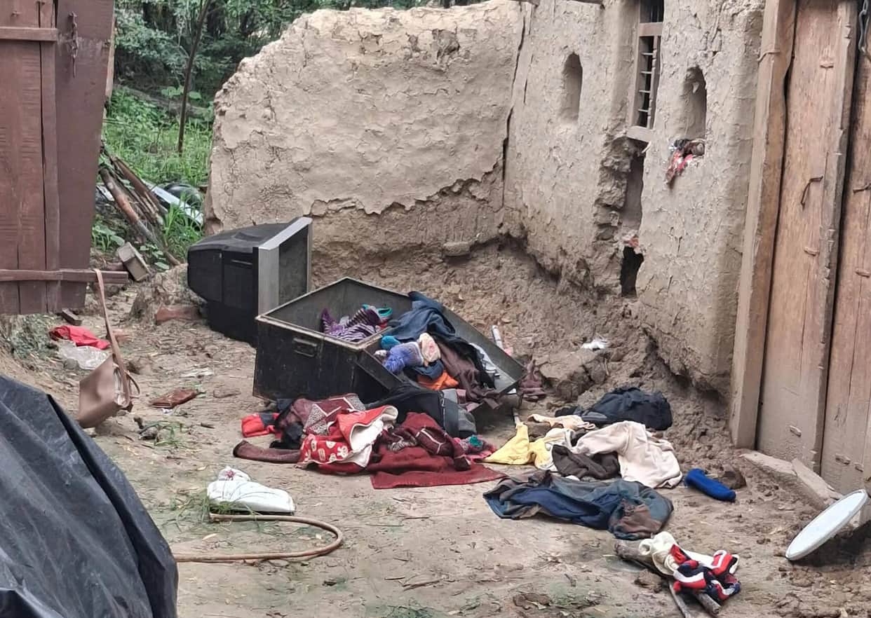 Goods worth seven lakh rupees stolen from five locations, including three houses and a madrasa.