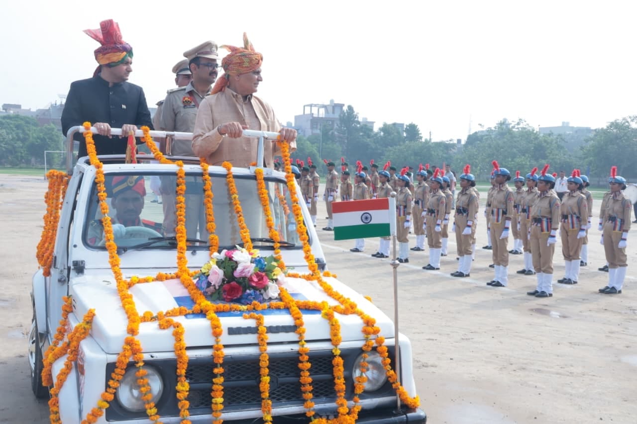 फोटो-68: बहादुरगढ़ में ध्वजारोहण के बाद परेड का निरीक्षण करते विधायक राजेश जून। स्रोत सूचना विभा