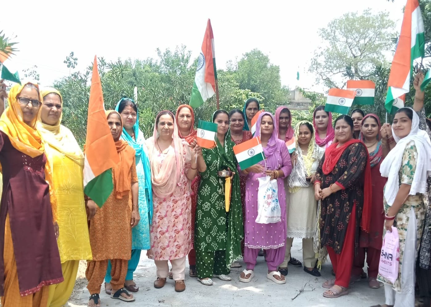 फोटो 73: बुपनियां गांव में सामूहिक रूप से तिरंगा यात्रा निकालती महिलाएं। (संवाद)