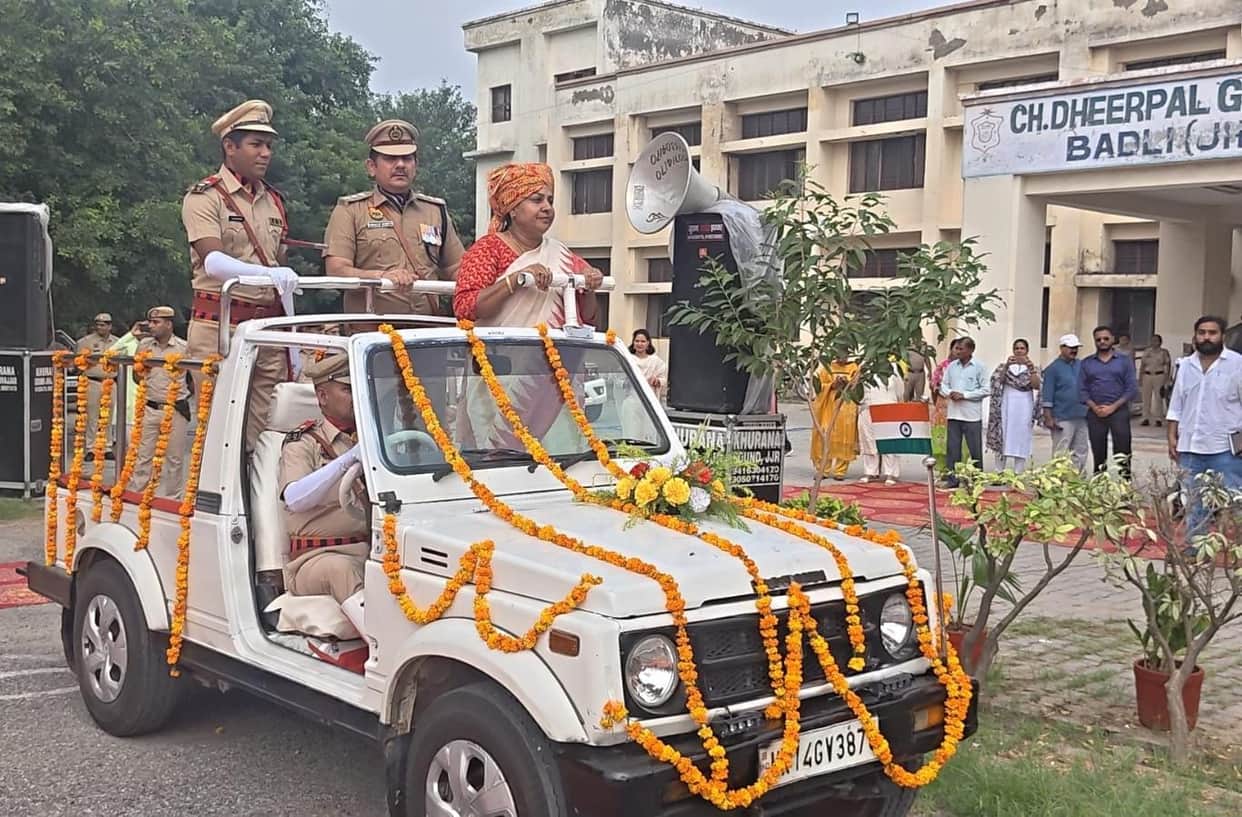 Sunita Dangi hoisted the flag in Badli.