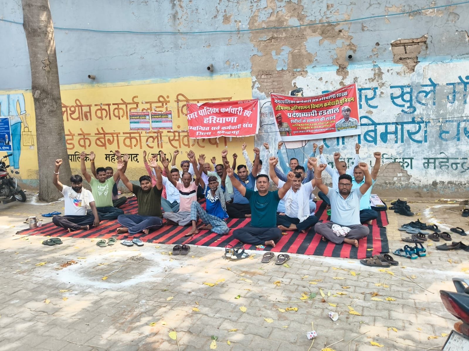 फोटो संख्या:65- नगर पालिका कार्यालय में धरने पर बैठे कर्मचारी--संवाद