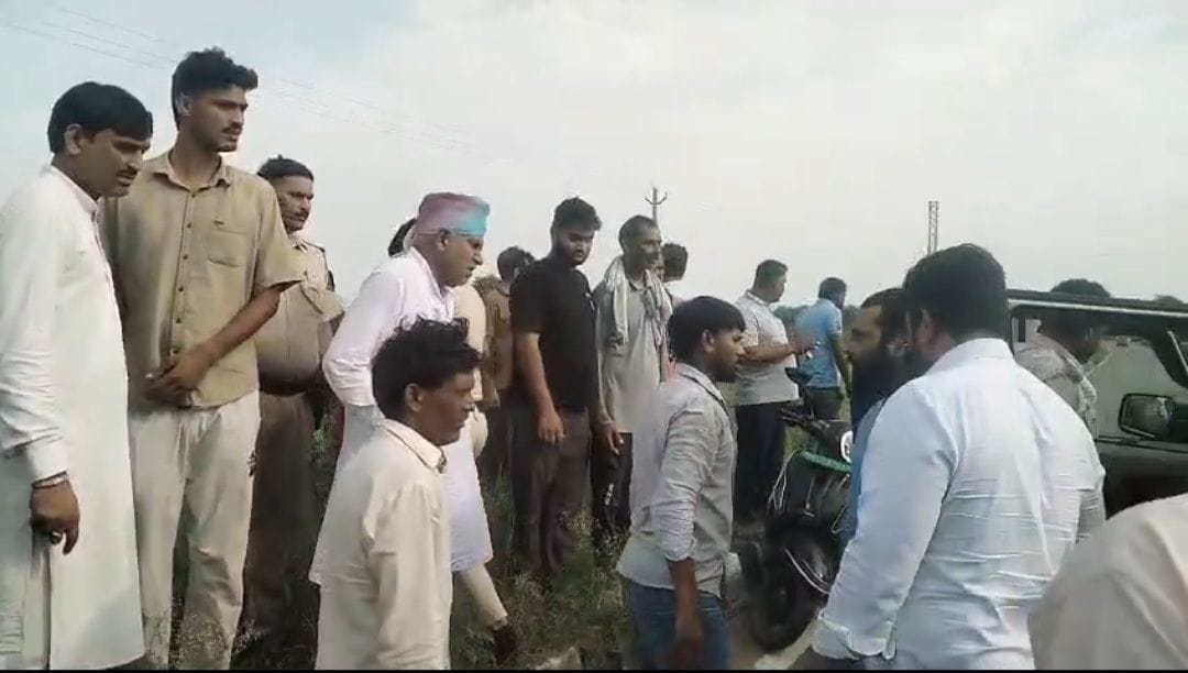 फोटो संख्या:82- घटना स्थल पर मौके पर खड़े विधायक ओमप्रकाश यादव व घायलों को अस्पताल में पहुंचाते