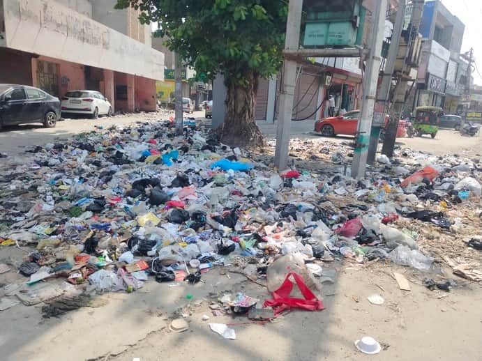 Garbage spills onto the streets, the stench becomes suffocating; sanitation workers stand firm on their demands