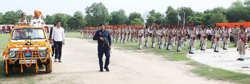 फतेहाबाद। स्वतंत्रता दिवस पर पुलिस लाइन में जिला स्तरीय स्वतंत्रता दिवस समारोह में ध्वजारोहण कर