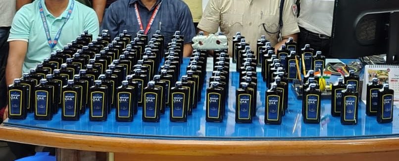 गोंडा रेलवे स्टेशन पर ट्रेन से बरामद शराब। स्रोत: आरपीएफ 