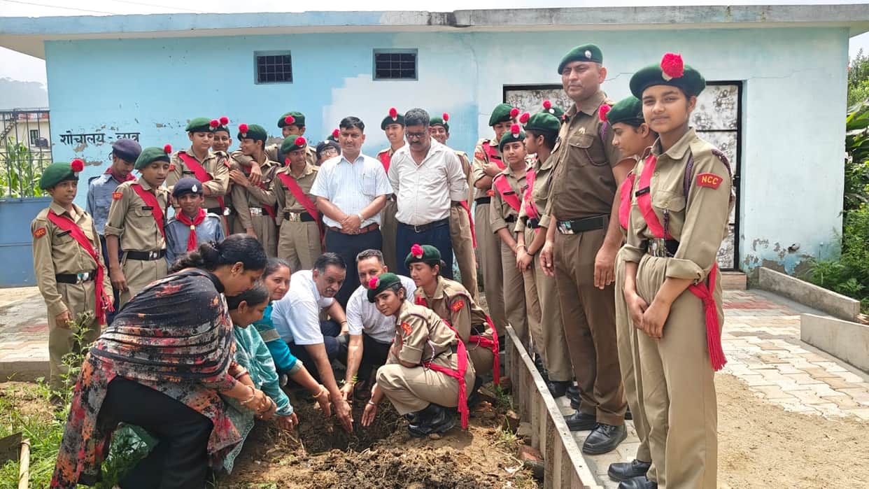 Bilaspur decked up in the glory of the Tricolour; patriotic songs echoed in panchayats and educational institutions.