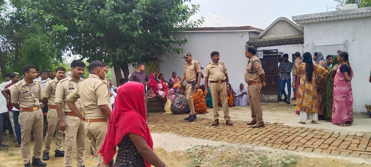 घर पर तैनात पुलिसफोर्स व ग्रामीण। संवाद