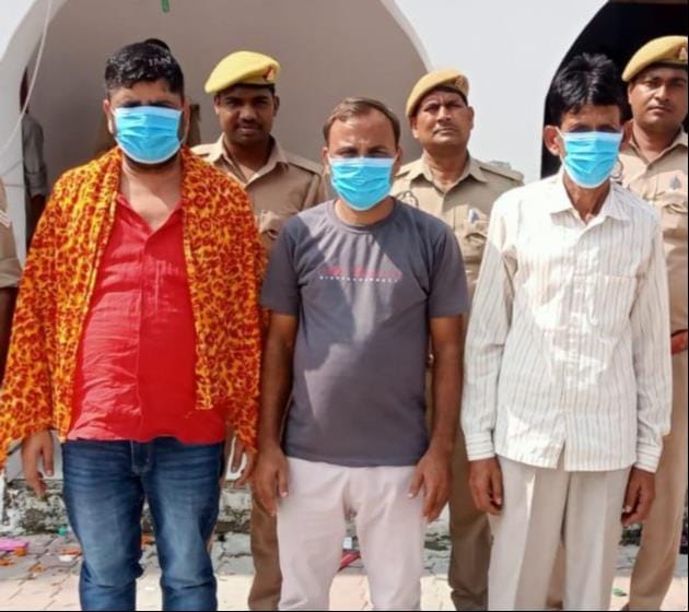  इकौना पुलिस की गिरफ्त में गैंगेस्टर के आरोपी।