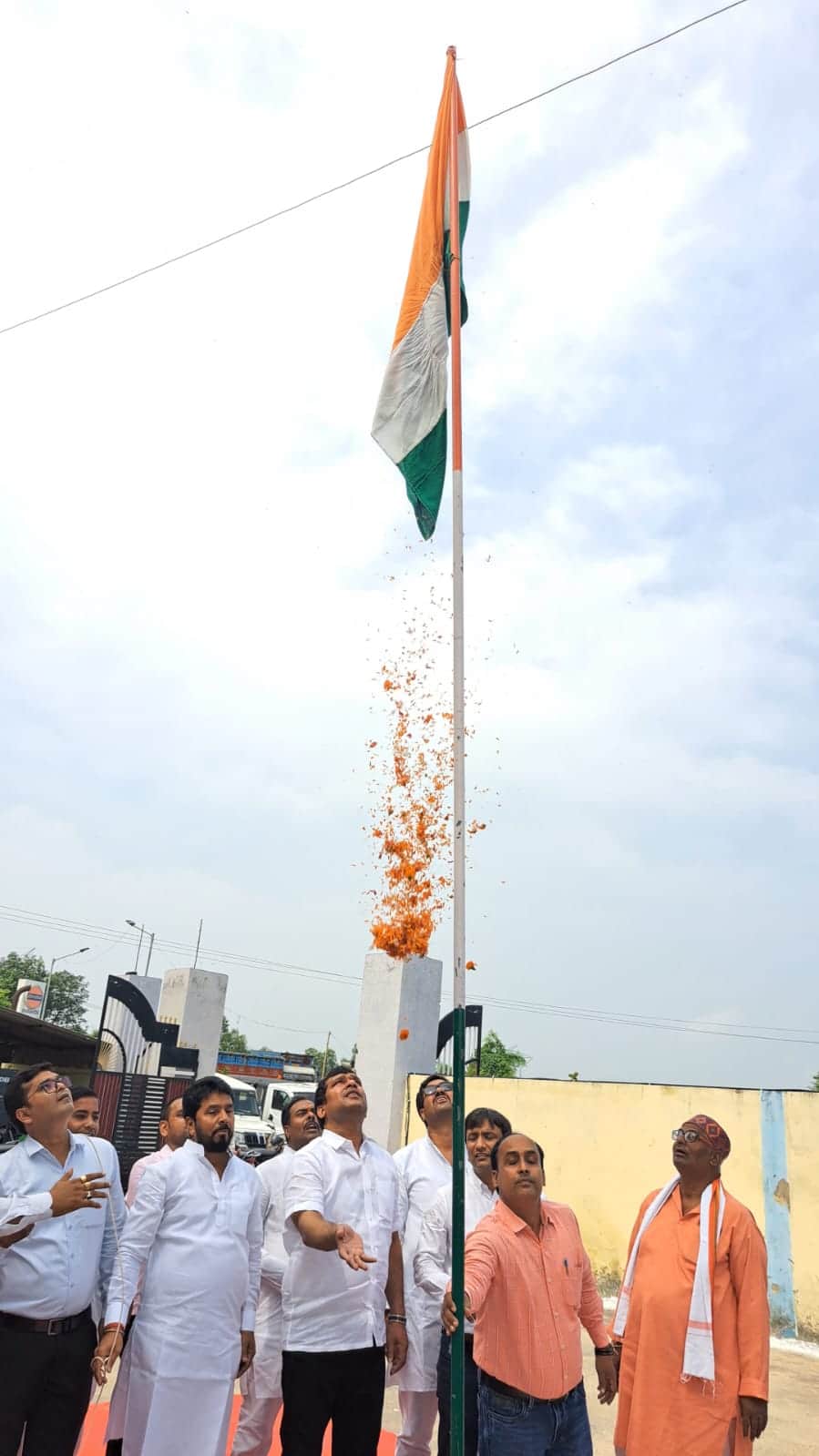 The BDO hoisted the flag at the Amrit Sarovar in Etawah.
