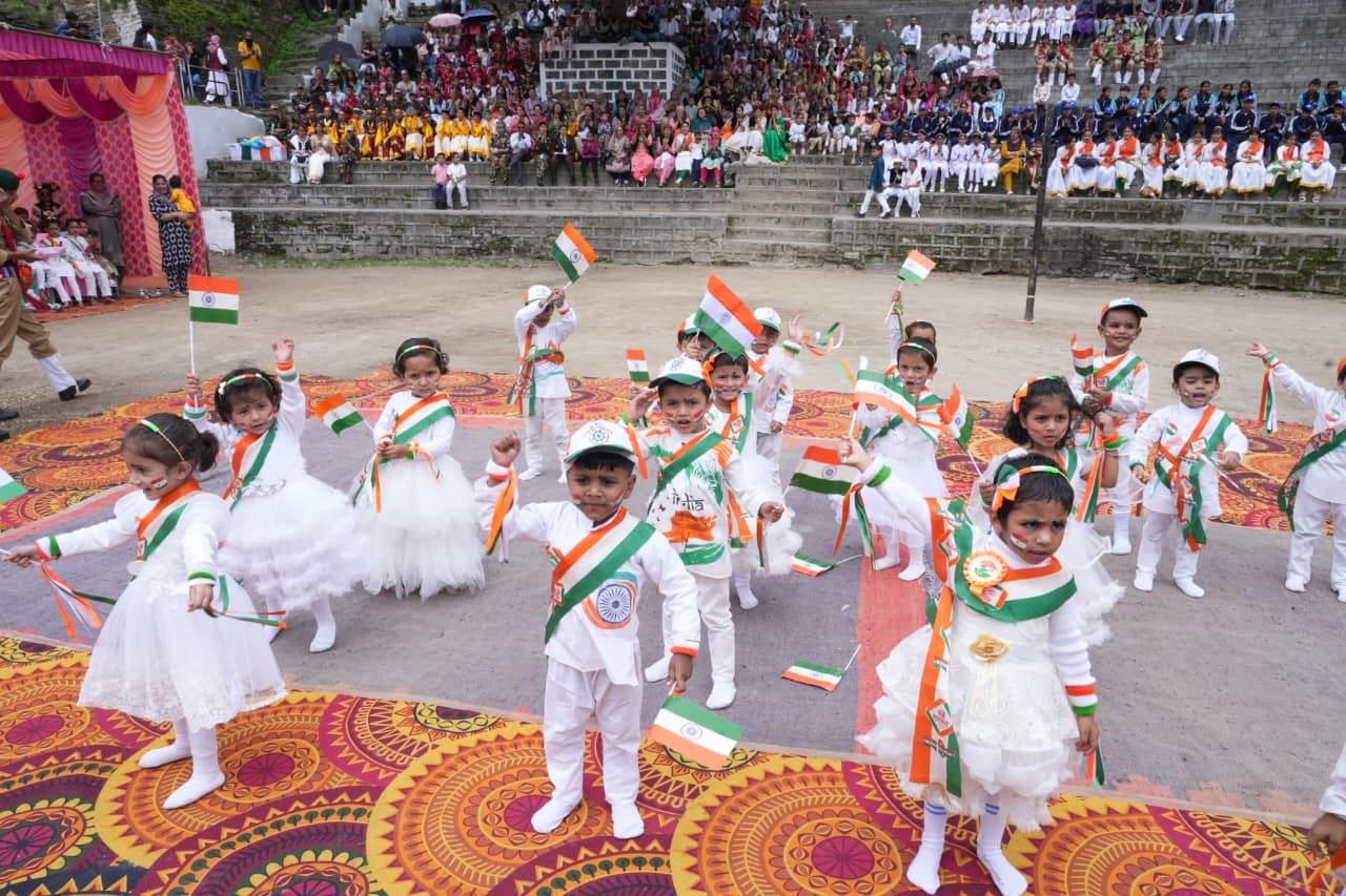जुब्बल में आयोजित उपमंडलीय स्तरीय स्वतंत्रता दिवस कार्यक्रम में प्रस्तुति देते नन्हे मुन्ने बच्