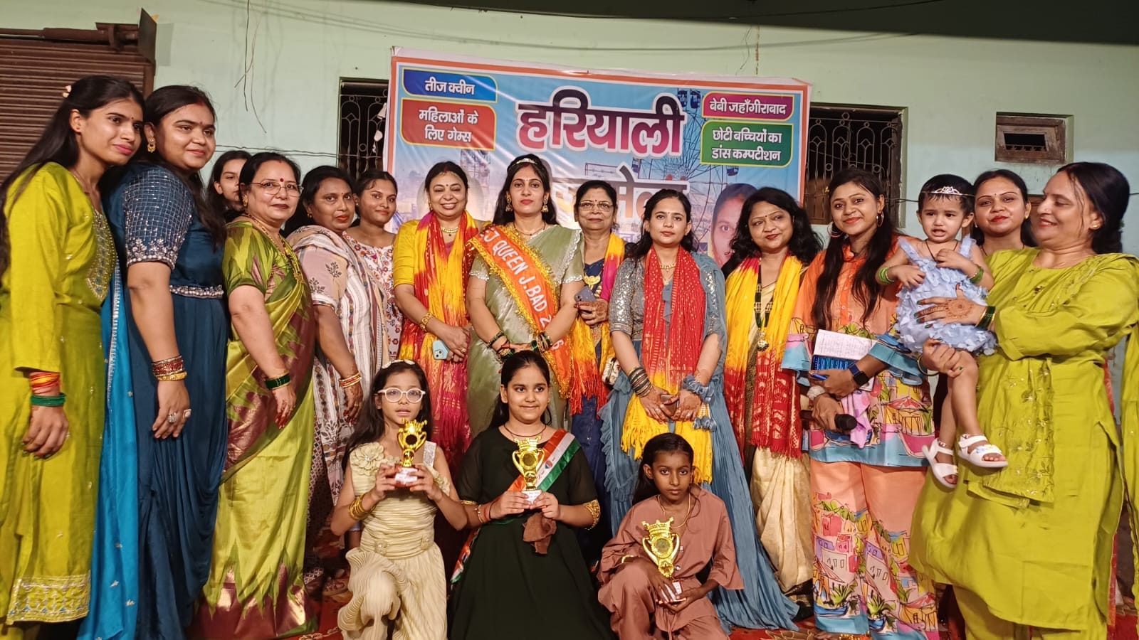 जहांगीराबाद में हरियाली तीज मनाती महिलाएं। संवाद