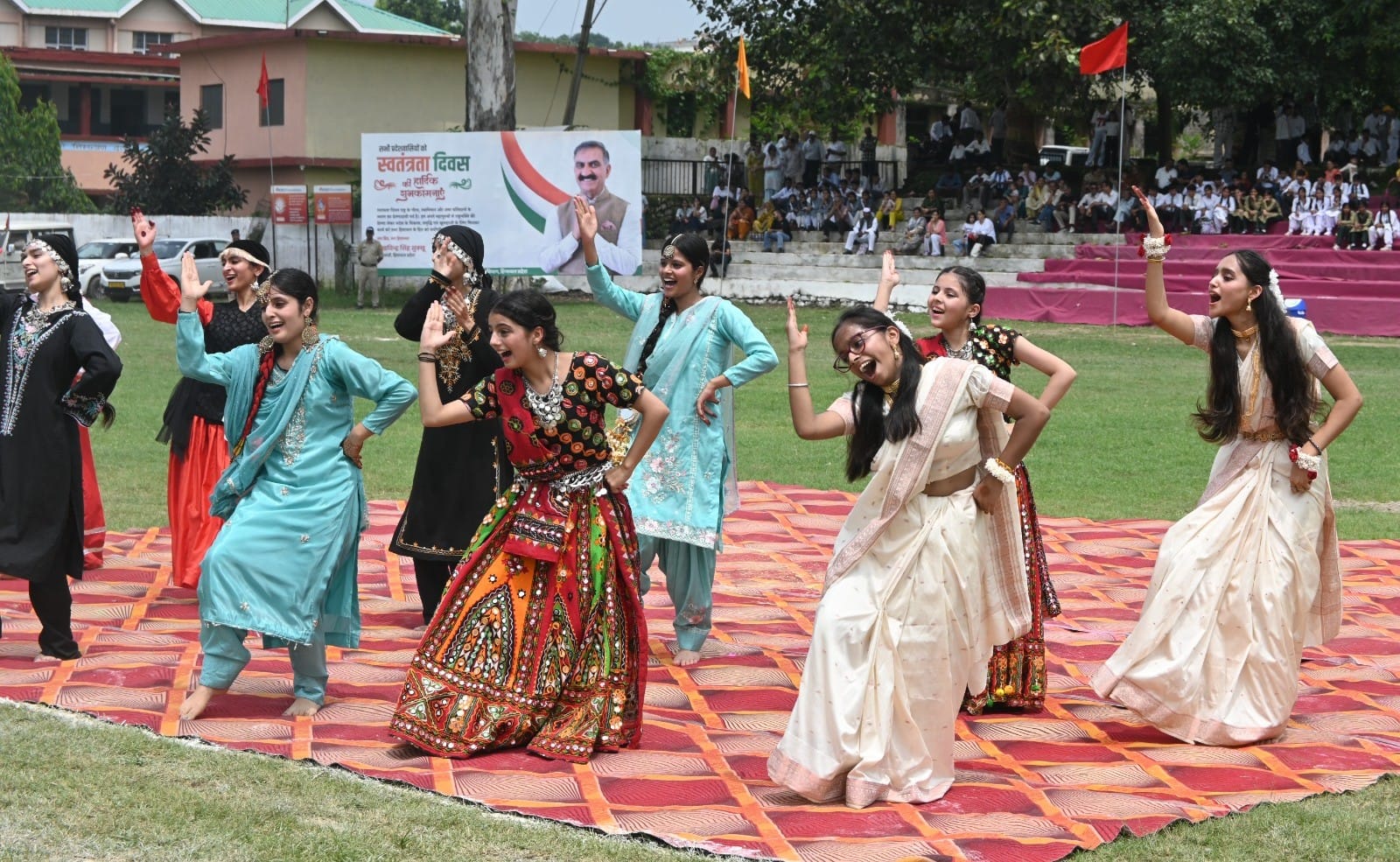 जिला स्तरीय स्वतंत्रता दिवस कार्यक्रम में प्रस्तुति देती युवतियां। स्रोत: डीपीआरओ