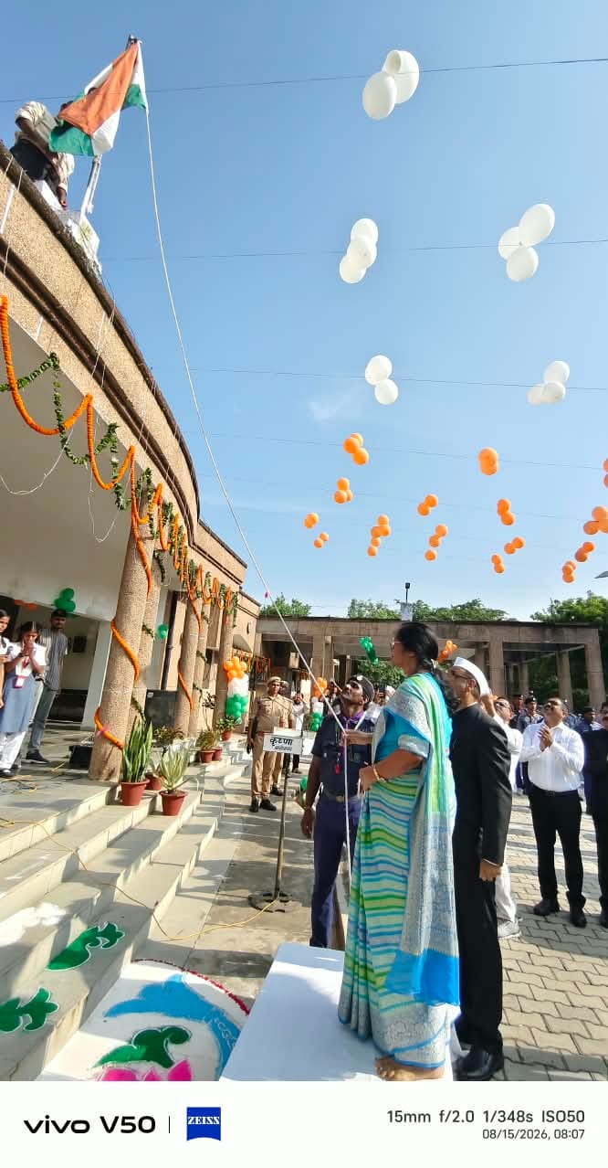 कलक्ट्रेट भवन पर ध्वजारोहण करतीं प्रभारी मंत्री श्रीमती विजयलक्ष्मी गौतम। स्रोत-सूचना विभाग