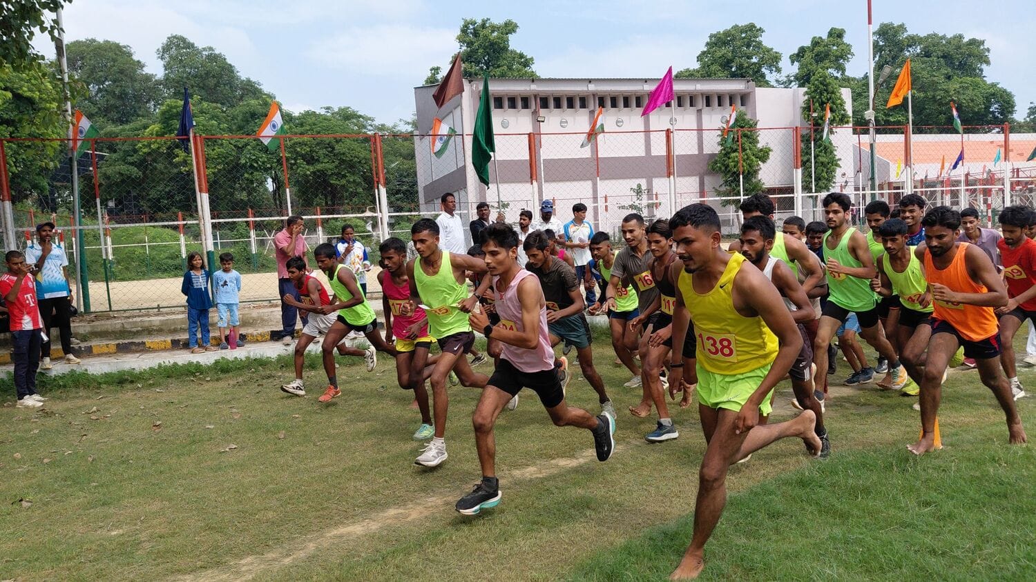 क्रॉस कंट्री रेस में प्रतिभाग करते खिलाड़ी। स्रोत- स्टेडियम