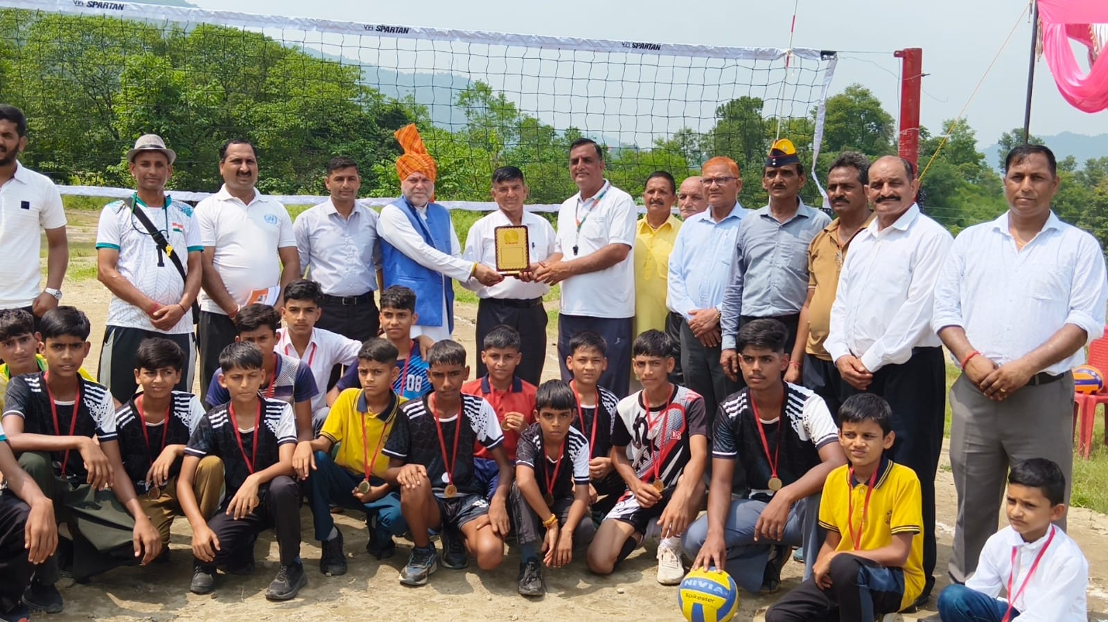 कोटधार में आयोजित वॉलीबाल प्रतियोगिता में मुख्यातिथि के साथ खिलाड़ी। स्रोत: जागरूक  पाठक