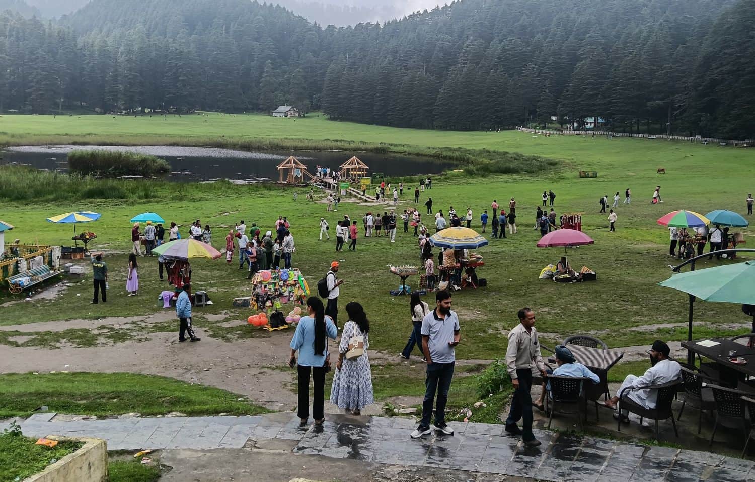 खज्जियार में कई दिनों बाद उमड़ी पर्यटकों की भीड़ । संवाद।