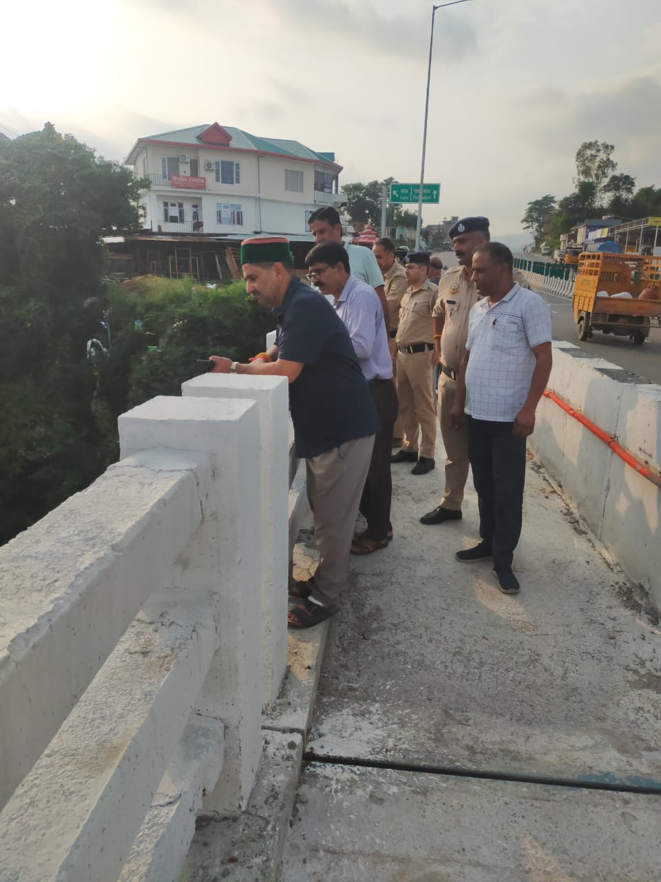 खोली खड्ड के तेज बहाव में अज्ञात व्यक्ति के बहने की सूचना मिलने के बाद पुहाड़ा पुल पर पहुंचे उप