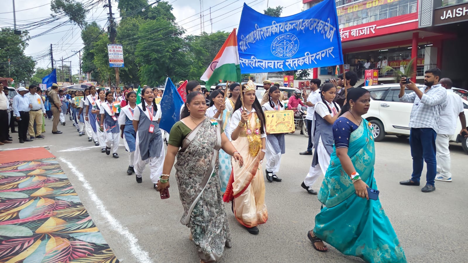 खलीलाबाद में एचआरपीजी कॉलेज रोड पर निकाली गई झांकी। स्रोत-सूचना विभाग