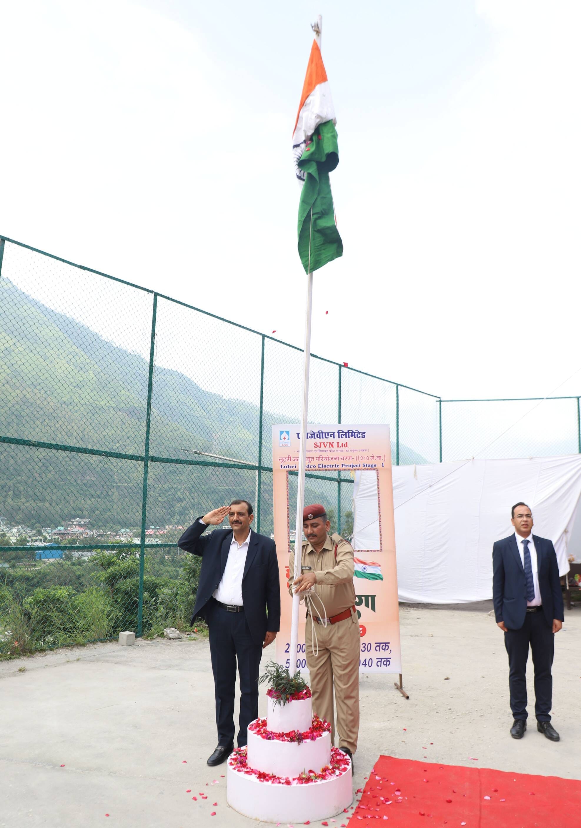 लूहरी परियोजना में राष्ट्रीय ध्वज फहराते परियोजना प्रमुख विवेक शर्मा। स्रोत : परियोजना प्रबंधन
