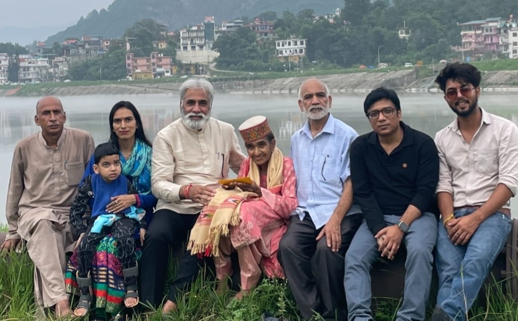 मंगलामुखी दियाली देवी को सम्मानित करते डॉक्टर सुरेश शर्मा। स्रोत: जागरूक पाठक