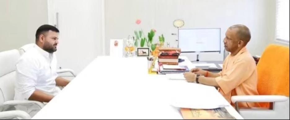मुख्यमंत्री योगी आदित्यनाथ से मुलाकात करते कैसरगंज सांसद करण भूषण सिंह। स्रोत: सोशल मीडिया