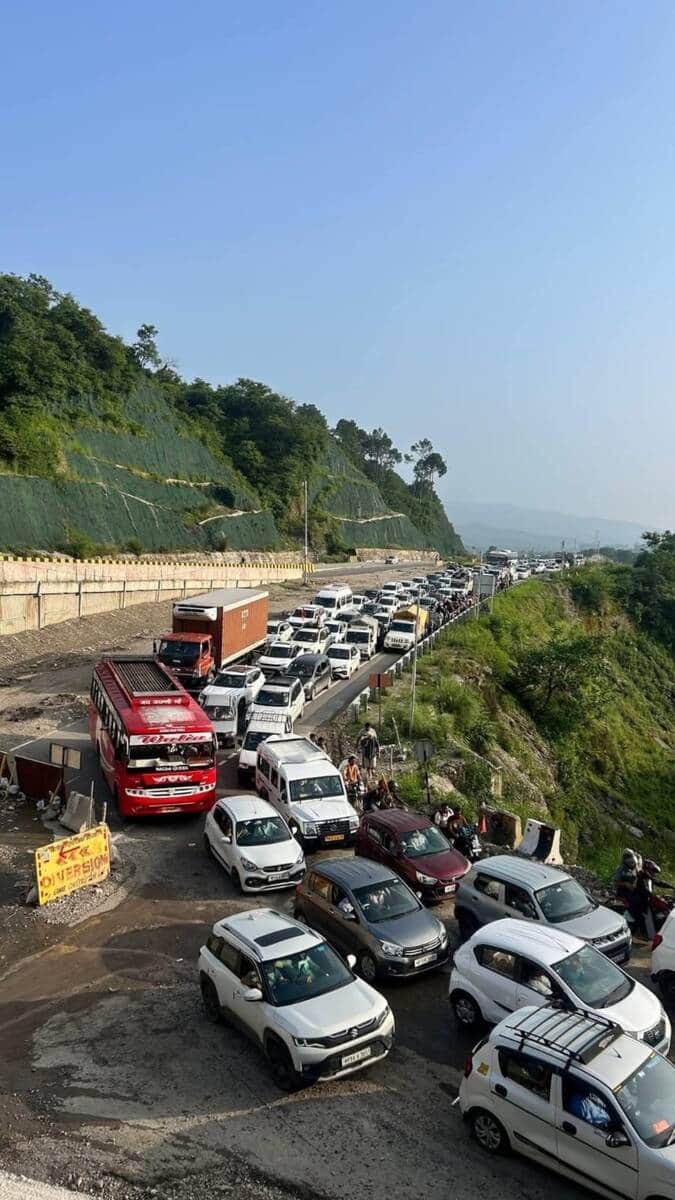 Five-kilometer-long traffic jam on the Mataur-Shimla highway.