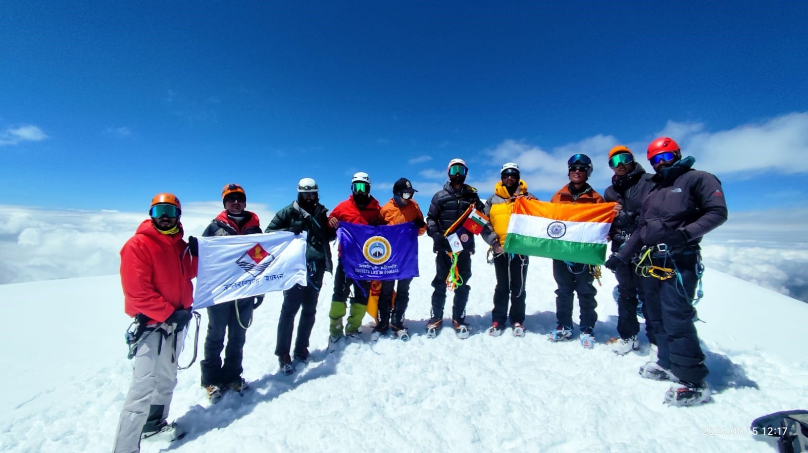 माउंट कुन चोटी का फसल आरोहण करते एनआएनम की टीम। संवाद