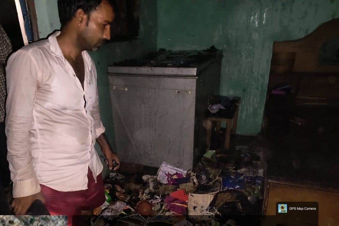 नरौरा के निवाड़ी बांगर में सिलेंडर से लगी आग से जला घरेलू सामान। संवाद