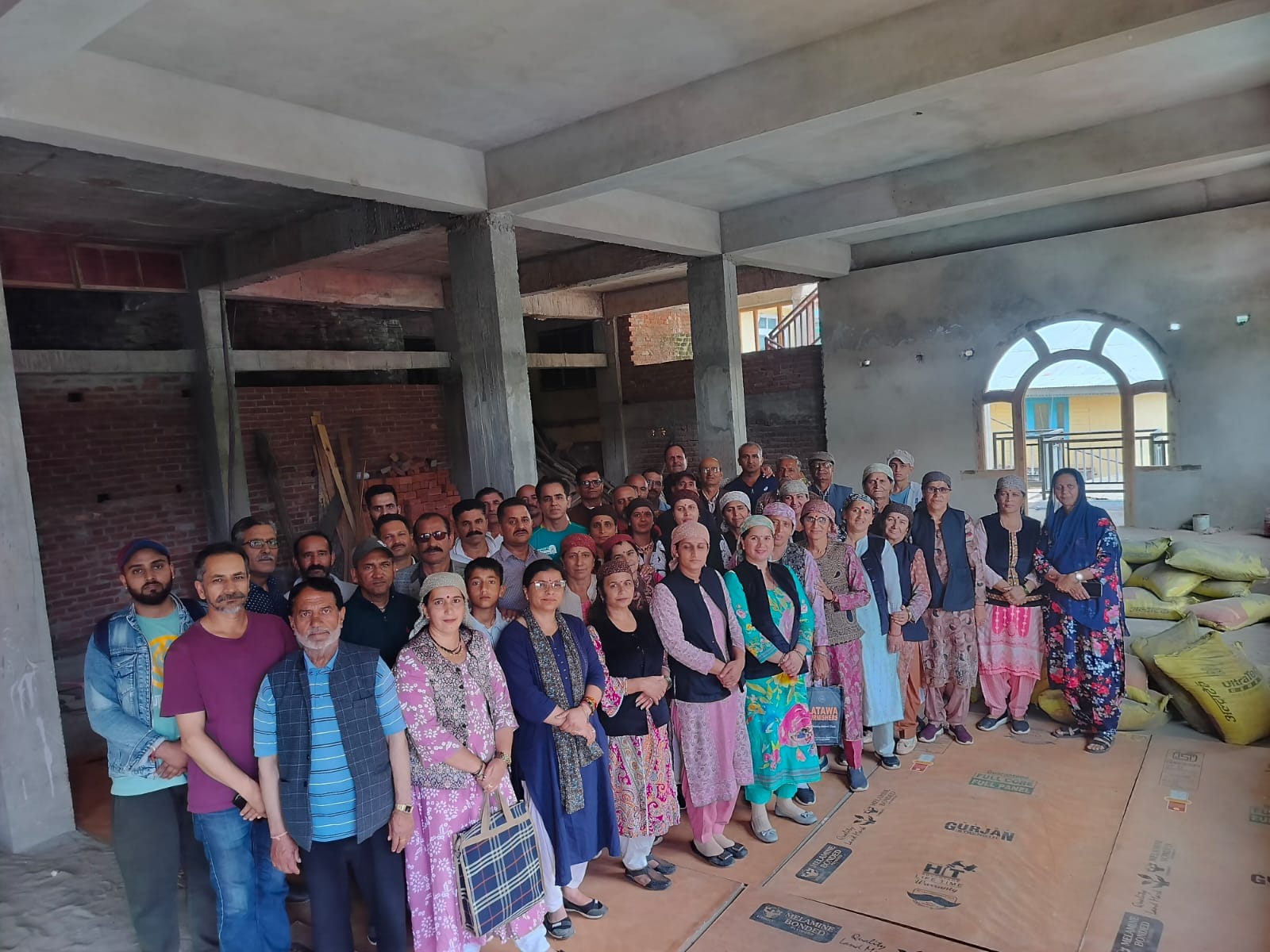 नशे के खिलाफबैठक के दौरान खनेटी  परगना के लोग