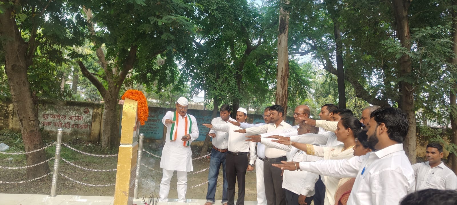 नाथनगर ब्लॉक मुख्यालय पर प्रमुख रामवृक्ष यादव ने ध्वजारोहण किया। संवाद