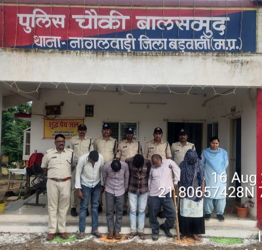 गिरफ्तार आरोपियों को न्यायालय ले जाती पुलिस